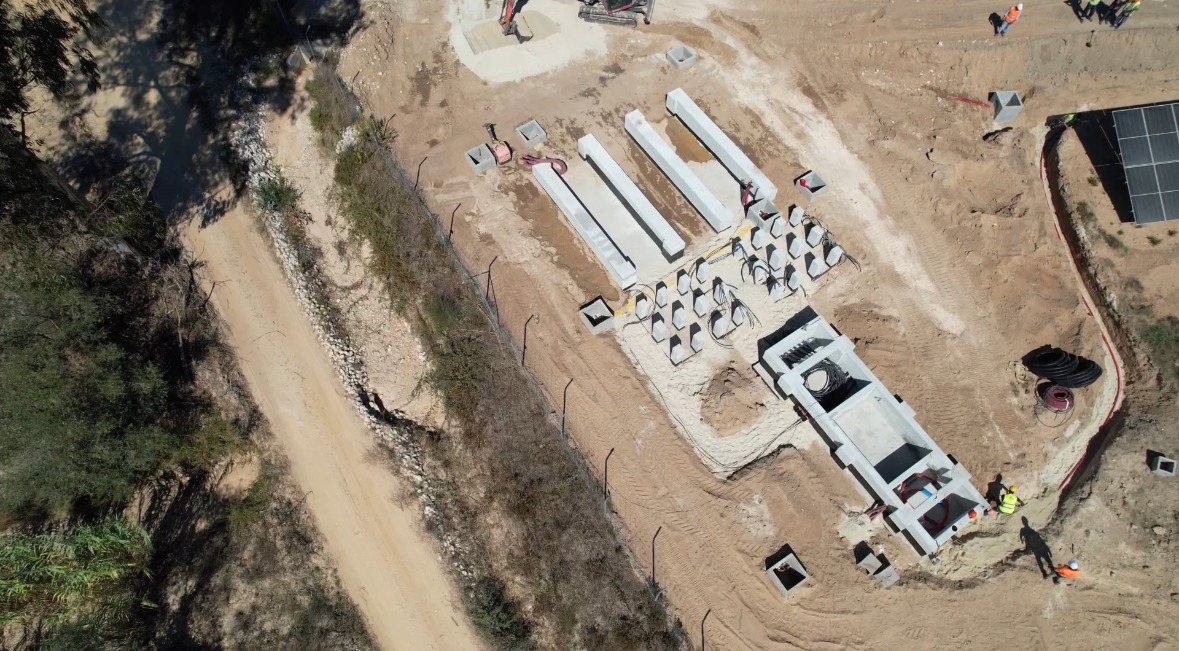 Vista aérea de las bases y canalizaciones en construcción en la planta de Soure