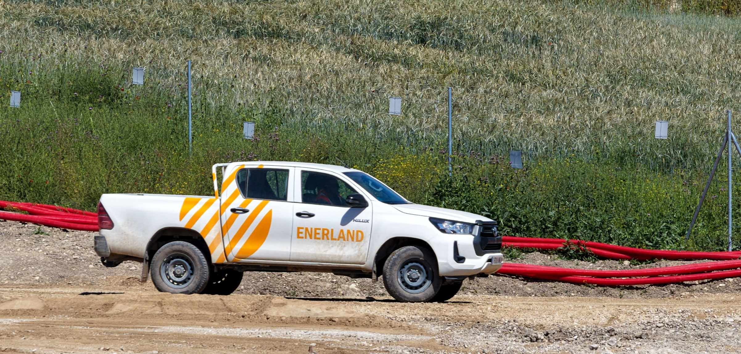 Vehículo de Enerland equipado para servicios de operación y mantenimiento