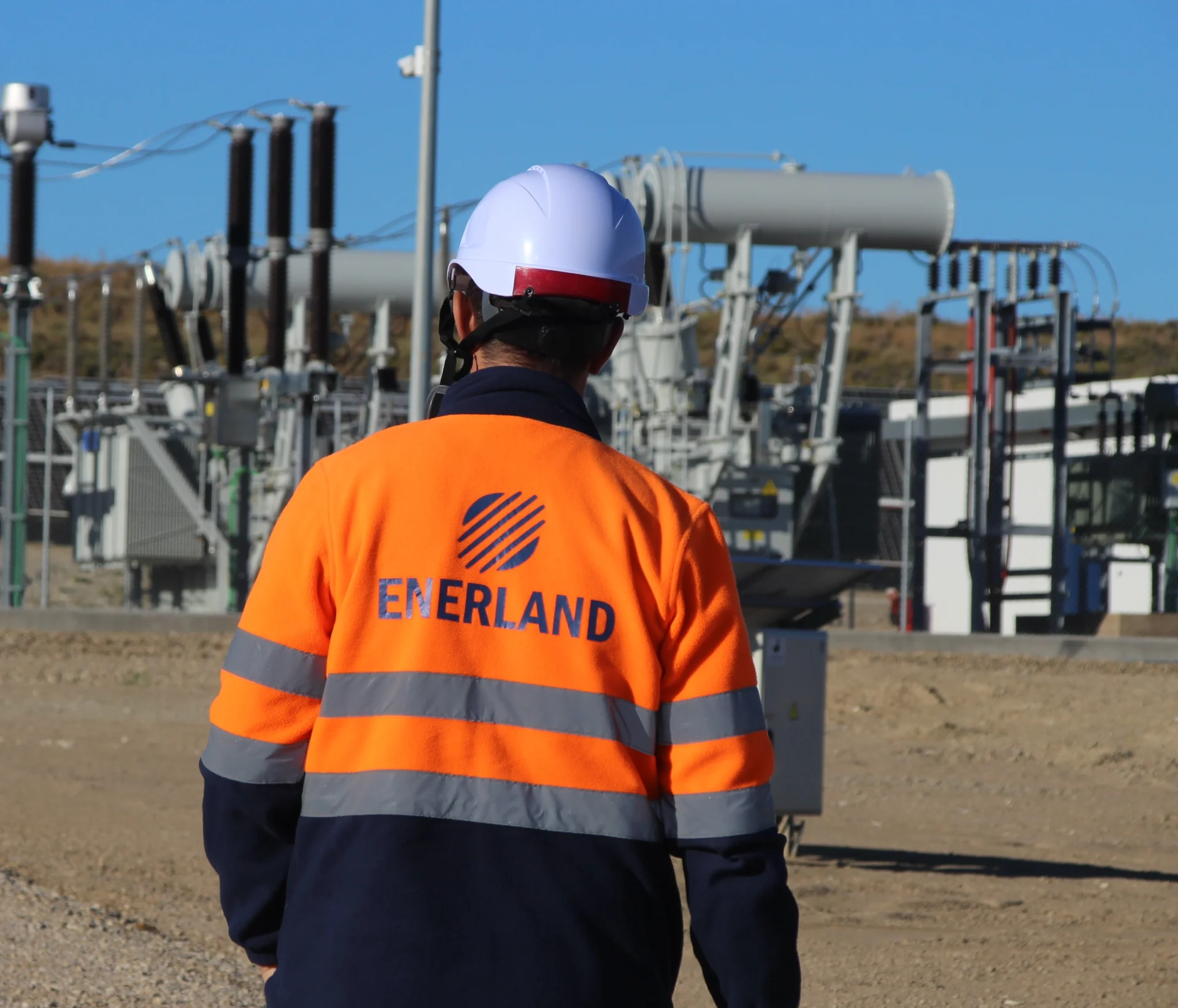 Tecnico di Enerland in un impianto elettrico