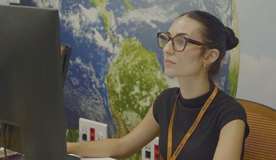 Professionista che studia la prefattibilità di un progetto