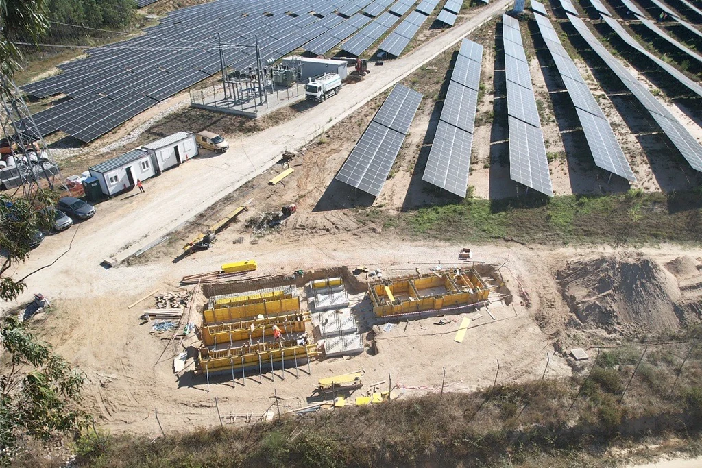 Vista aerea dei lavori di fondazione accanto ai pannelli solari di Soure