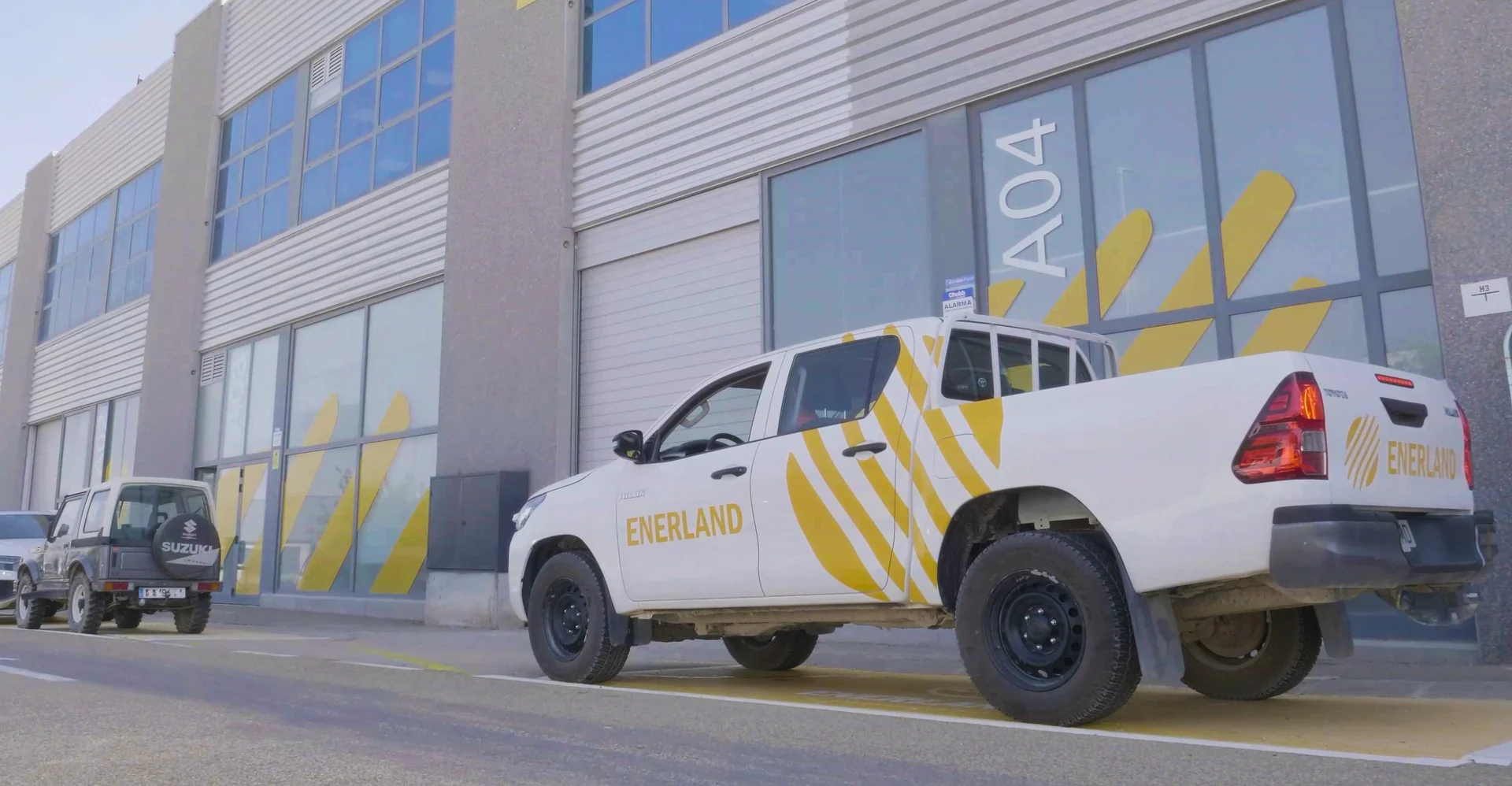 Professionista di Enerland che supervisiona il funzionamento di un impianto