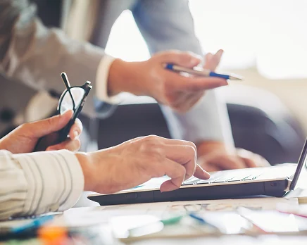 Professionisti di Enerland che forniscono consulenza per un progetto